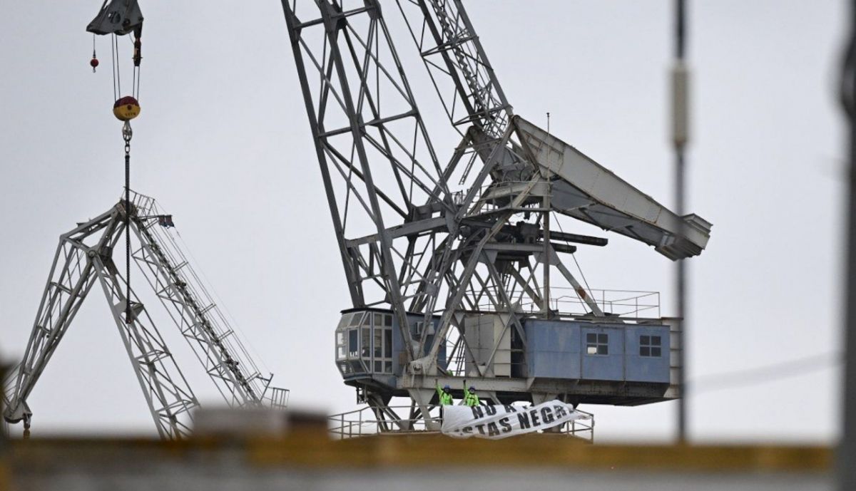 Manuel Balber y Jesús Galván, en la grúa de Navantia.