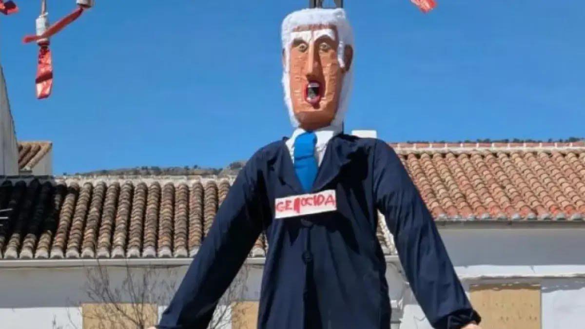 El muñeco de Netanyahu durante la Quema de Judas del Burgo.