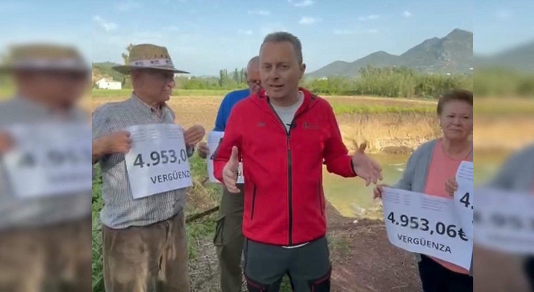 El alcalde de Zahara de la Sierra, Santiago Galván, con vecinos afectados por el destrozo de caminos rurales. El alcalde de Zahara de la Sierra, Santiago Galván, con vecinos afectados por el destrozo de caminos rurales.