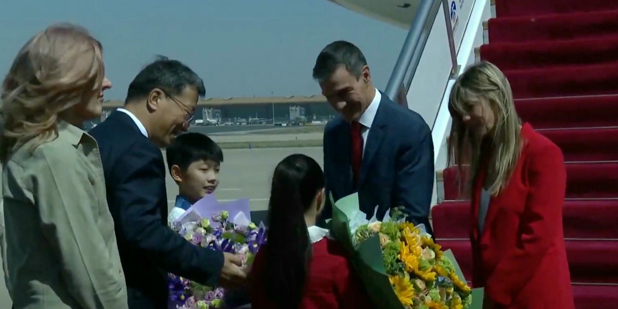 El presidente del Gobierno Pedro Sánchez, y su esposa Begoña Gómez, a su llegada a China