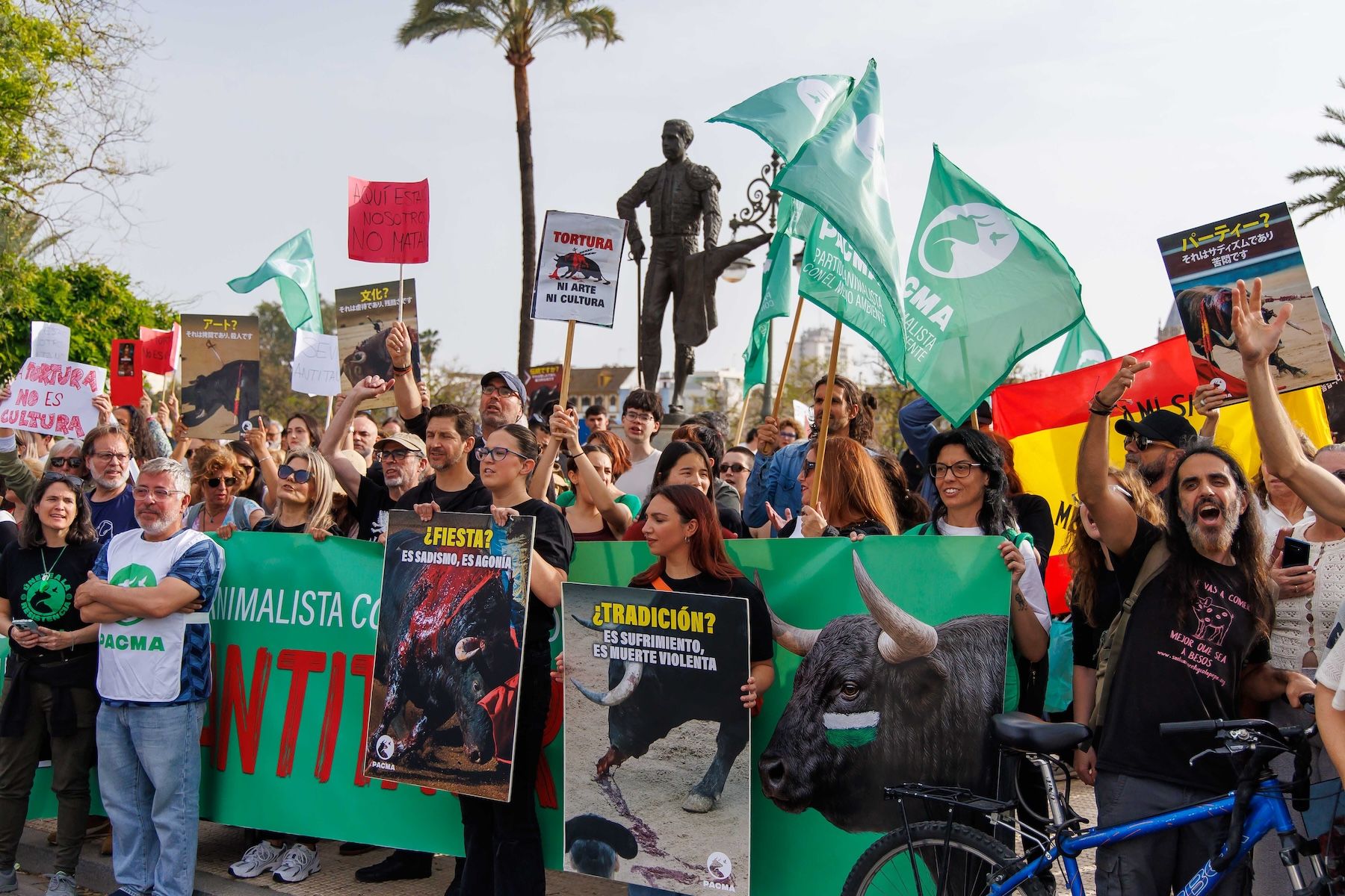 Manifestación contra la tauromaquia de Pacma en Sevilla.