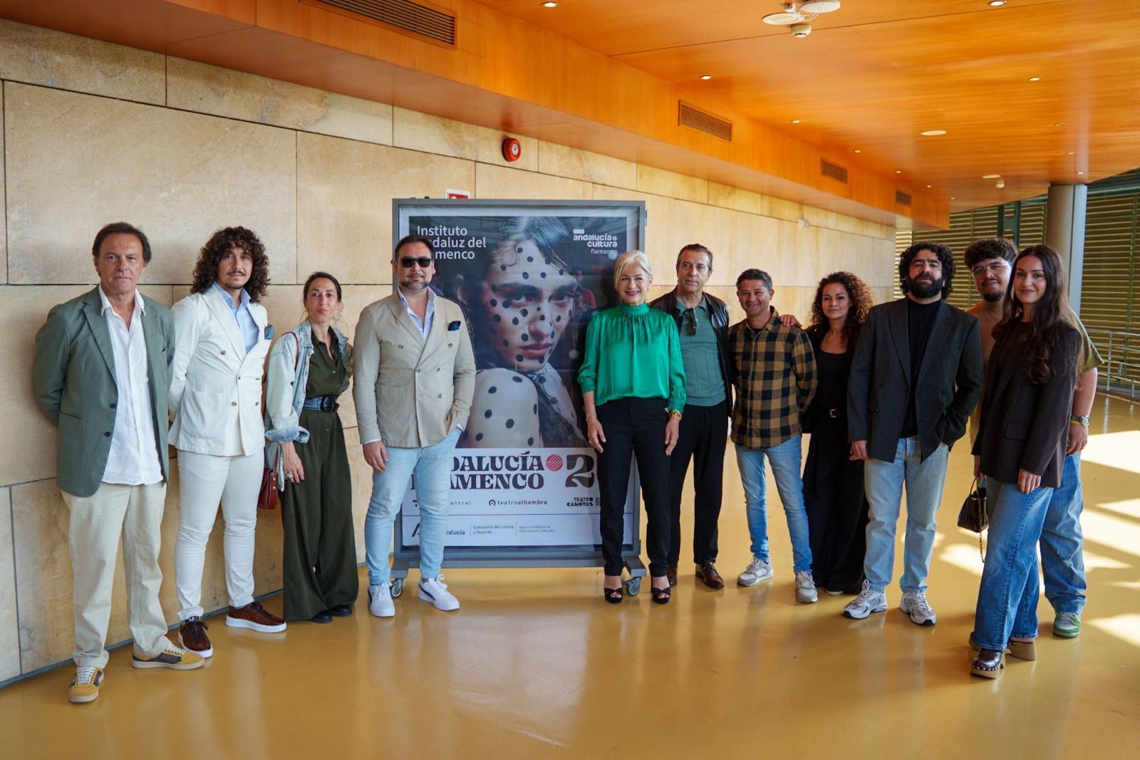 Foto de flamilia tras la presentación del ciclo Andalucía.Flamenco en el Teatro Central de Sevilla. Foto de flamilia tras la presentación del ciclo Andalucía.Flamenco en el Teatro Central de Sevilla.