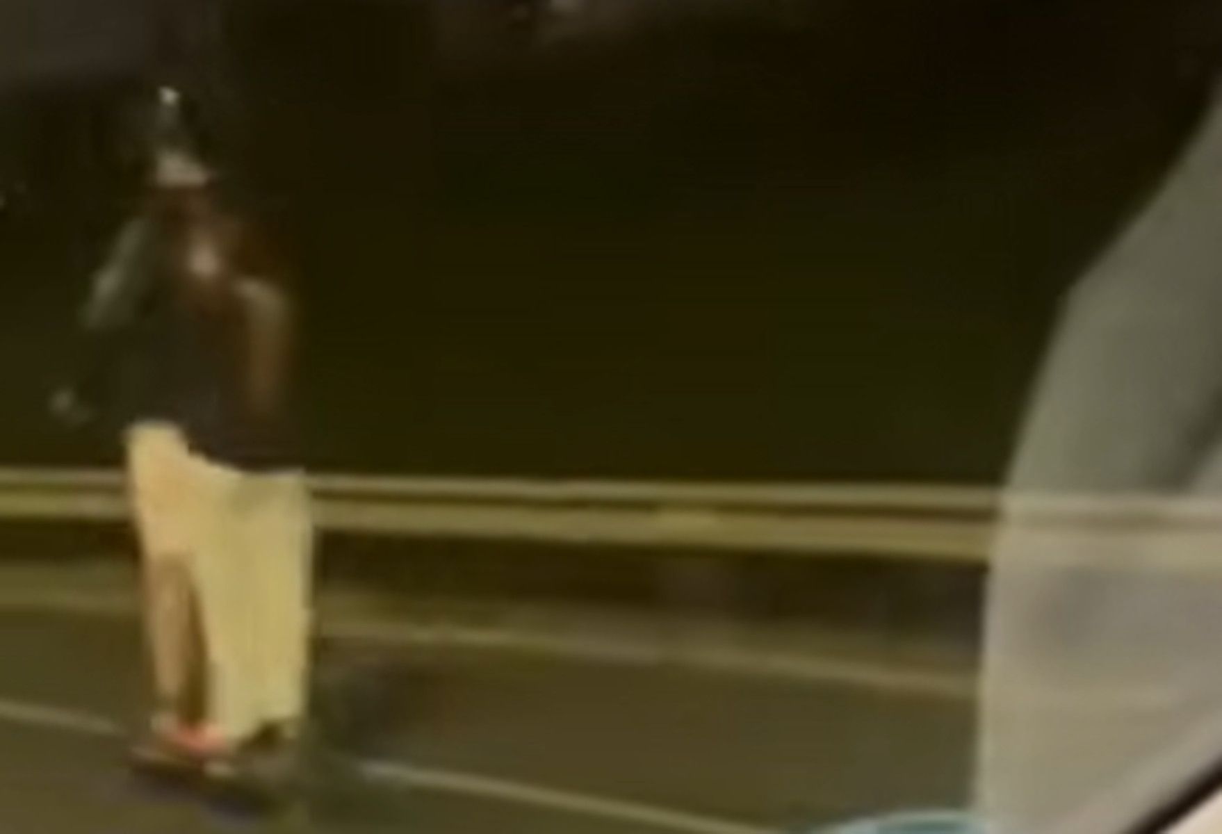 Dos personas circulan de forma temeraria en patinete en Sevilla. Dos personas circulan de forma temeraria en patinete en Sevilla.