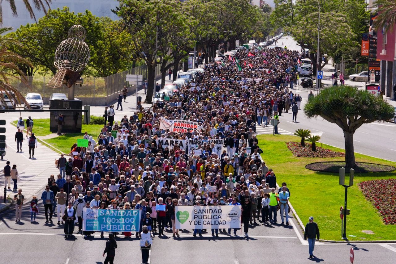 Masiva manifestación por la Sanidad pública, este domingo en Cádiz.