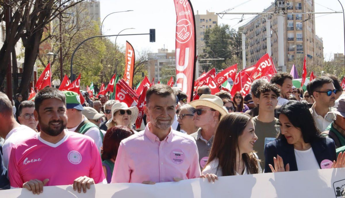 Antonio Maíllo, candidato de Por Andalucía, en la manifestación por la Sanidad pública en Sevilla.
