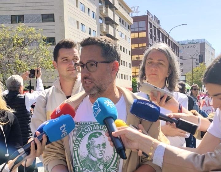 El candidato de Adelante, José Ignacio García, atendiendo a los medios