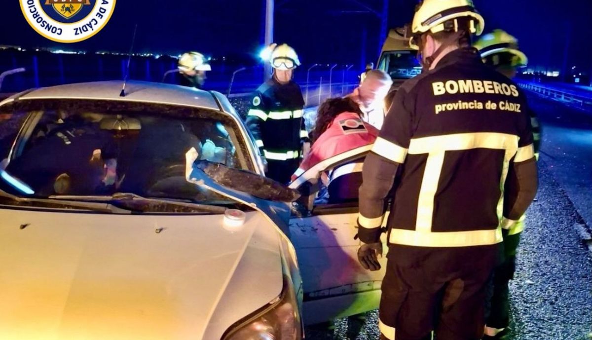Los bomberos, durante la intervención en Cádiz.