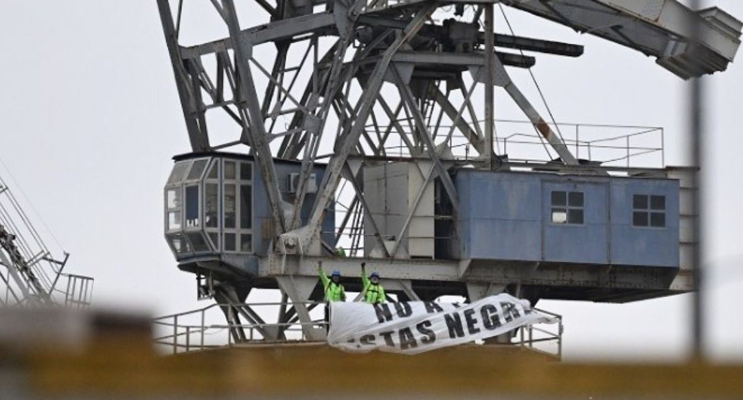 Manuel Balber y Jesús Galván, en la grúa de Navantia San Fernando.
