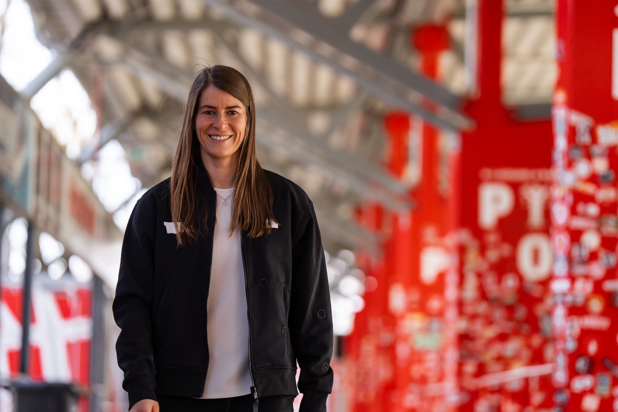 Marie Louise Eta rompe el techo de cristal y hace historia en el mundo del fútbol.