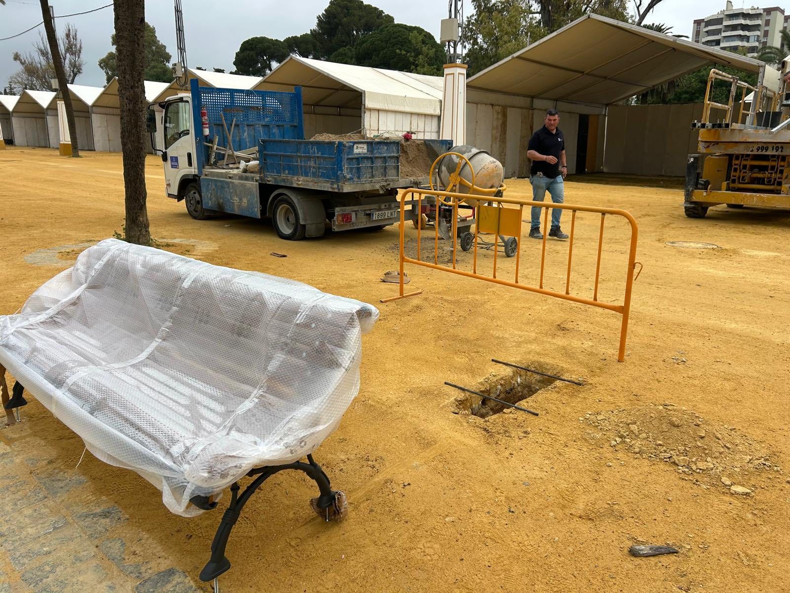Nuevos bancos instalados en el parque González Hontoria para la Feria de Jerez 2026.