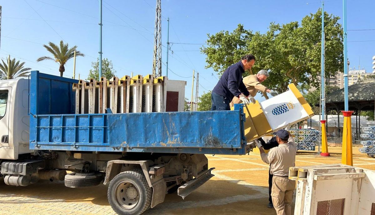 Operarios municipales, en el montaje de la Feria de Jerez.