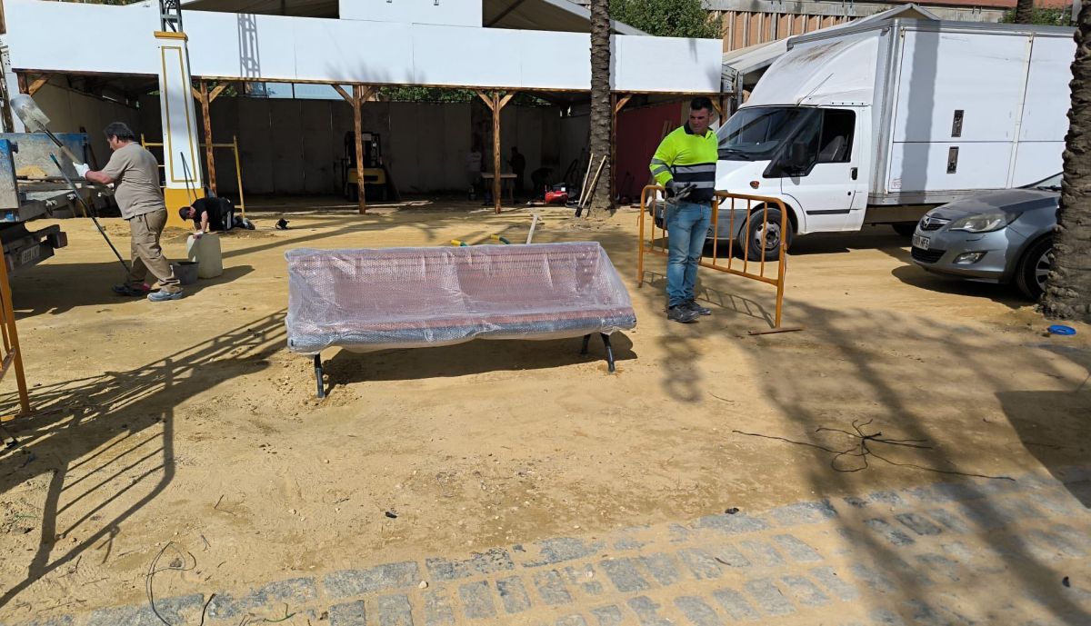 Una de las novedades de la Feria de Jerez 2026, bancos en el Real.