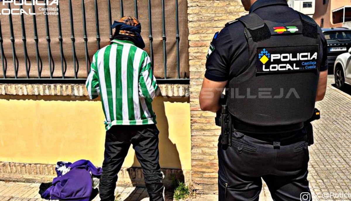 Intervención de la Policía Local para sustraer el arma blanca.