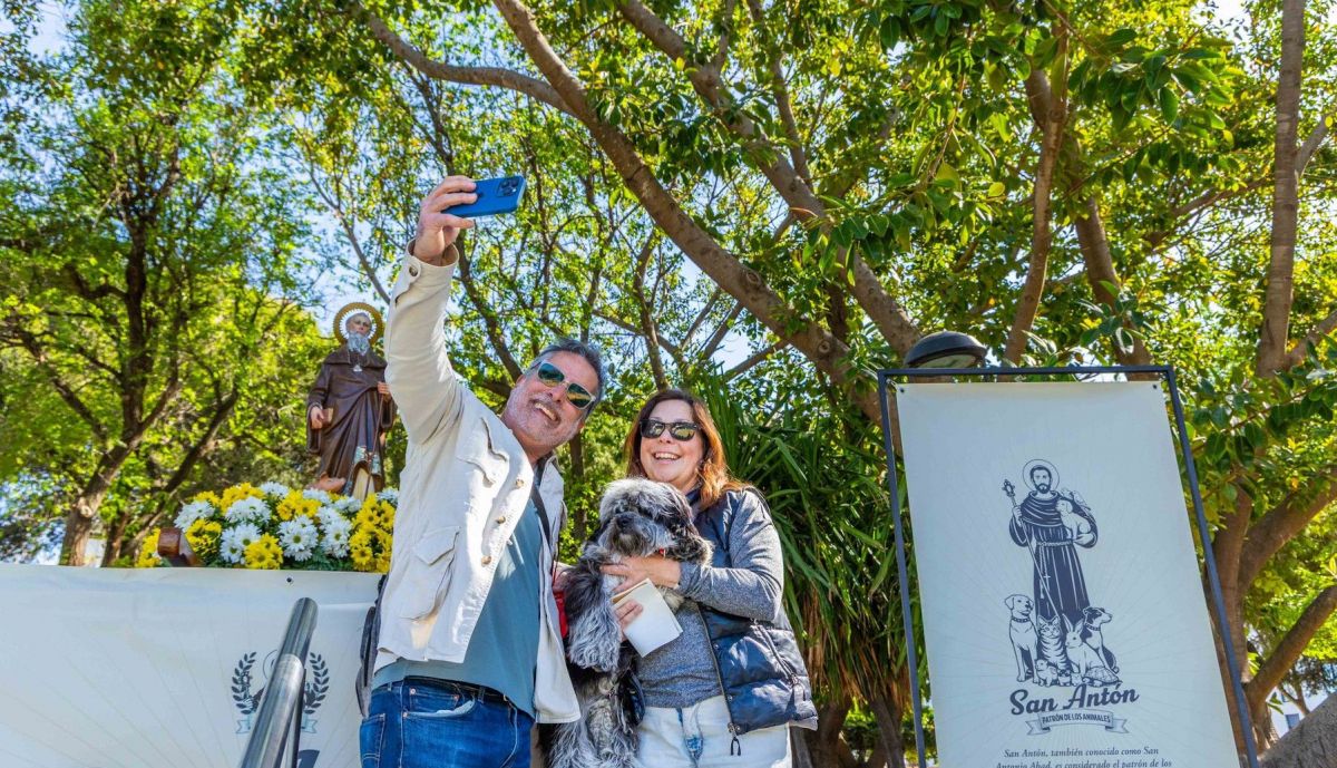 Las familias disfrutan de un día soleado.