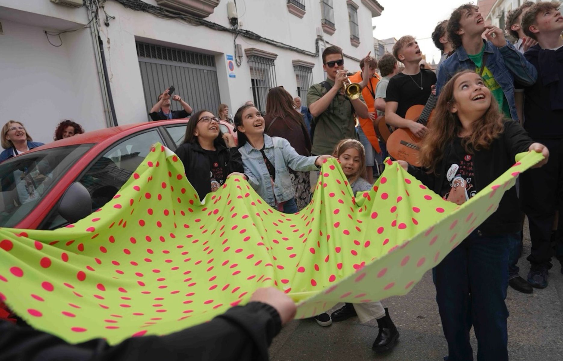 Los vecinos lanzan las verduras desde sus balcones en el barrio de San Miguel en Jerez.