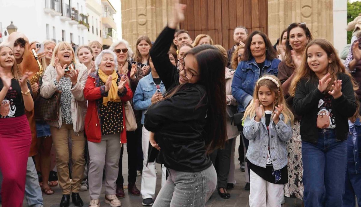 Los pequeños bailan flamenco en San Miguel.
