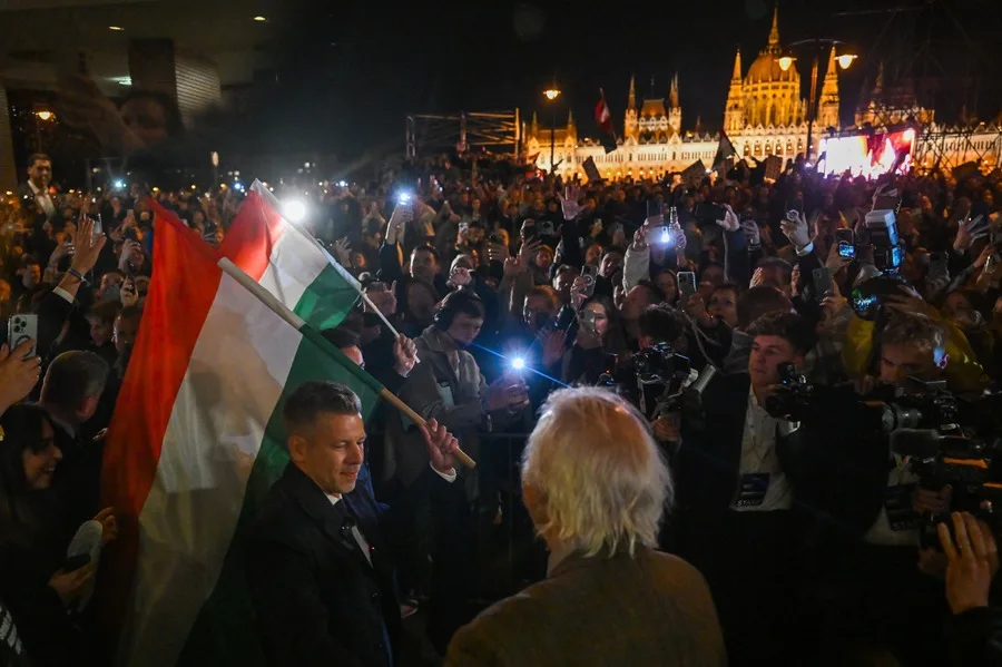 Fotografía del presidente del partido Tisza, Péter Magyar (i), sosteniendo una bandera húngara tras su victoria, en Budapest (Hungría). Fotografía del presidente del partido Tisza, Péter Magyar (i), sosteniendo una bandera húngara tras su victoria, en Budapest (Hungría).