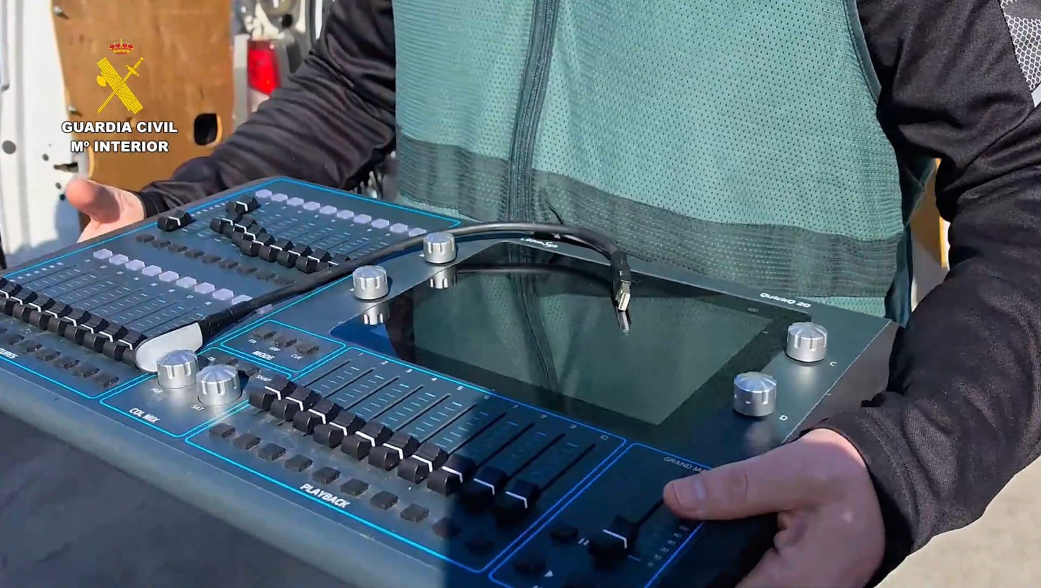 El equipo de música recuperado.