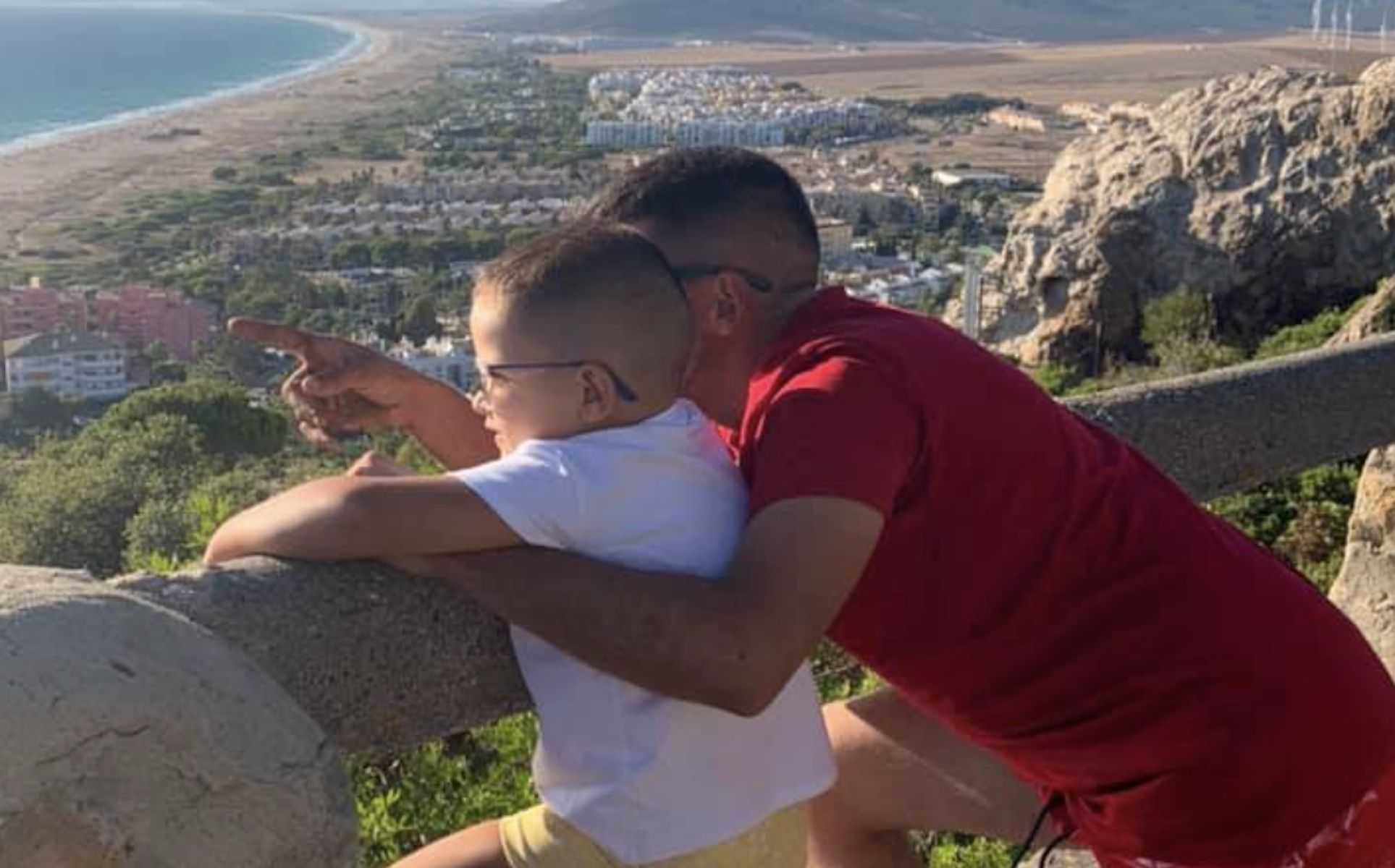 Marco, el niño con una enfermedad rara de Tarifa, junto a su padre.