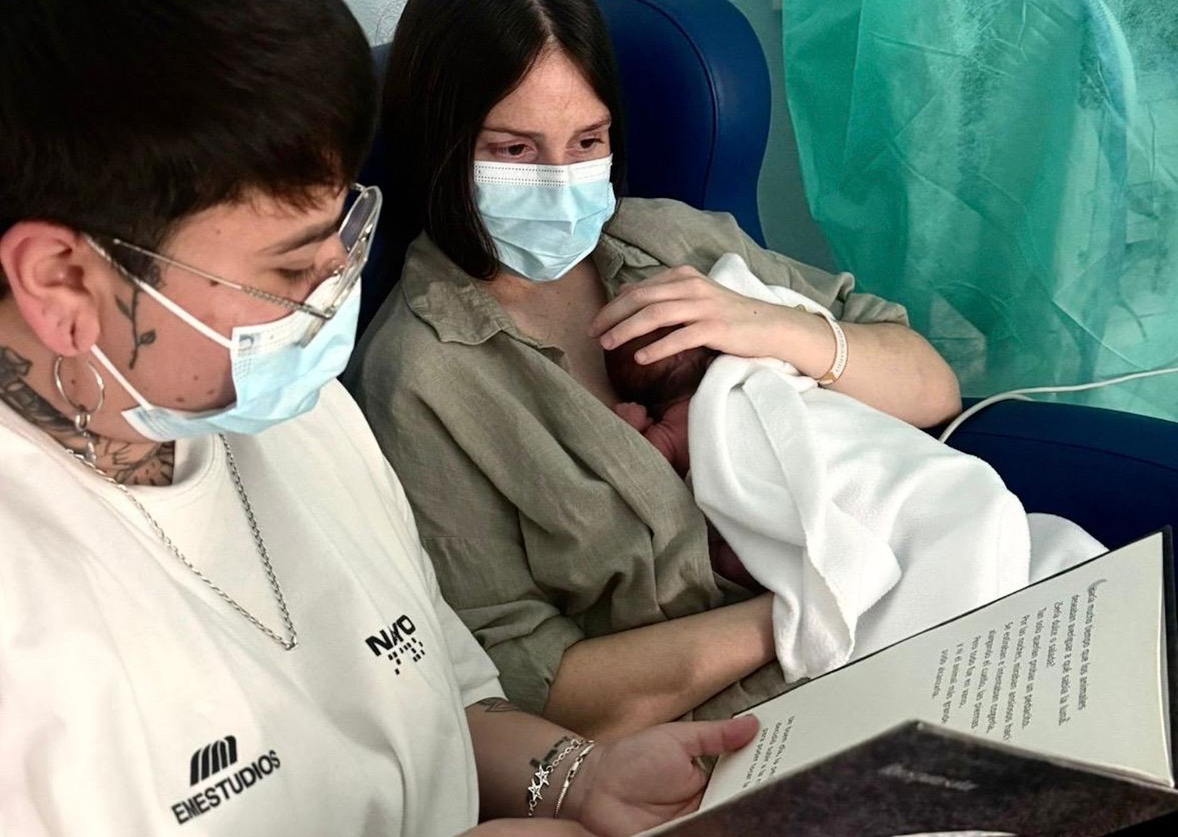 Una familia lee un libro a su bebé en el Hospital de Jerez.