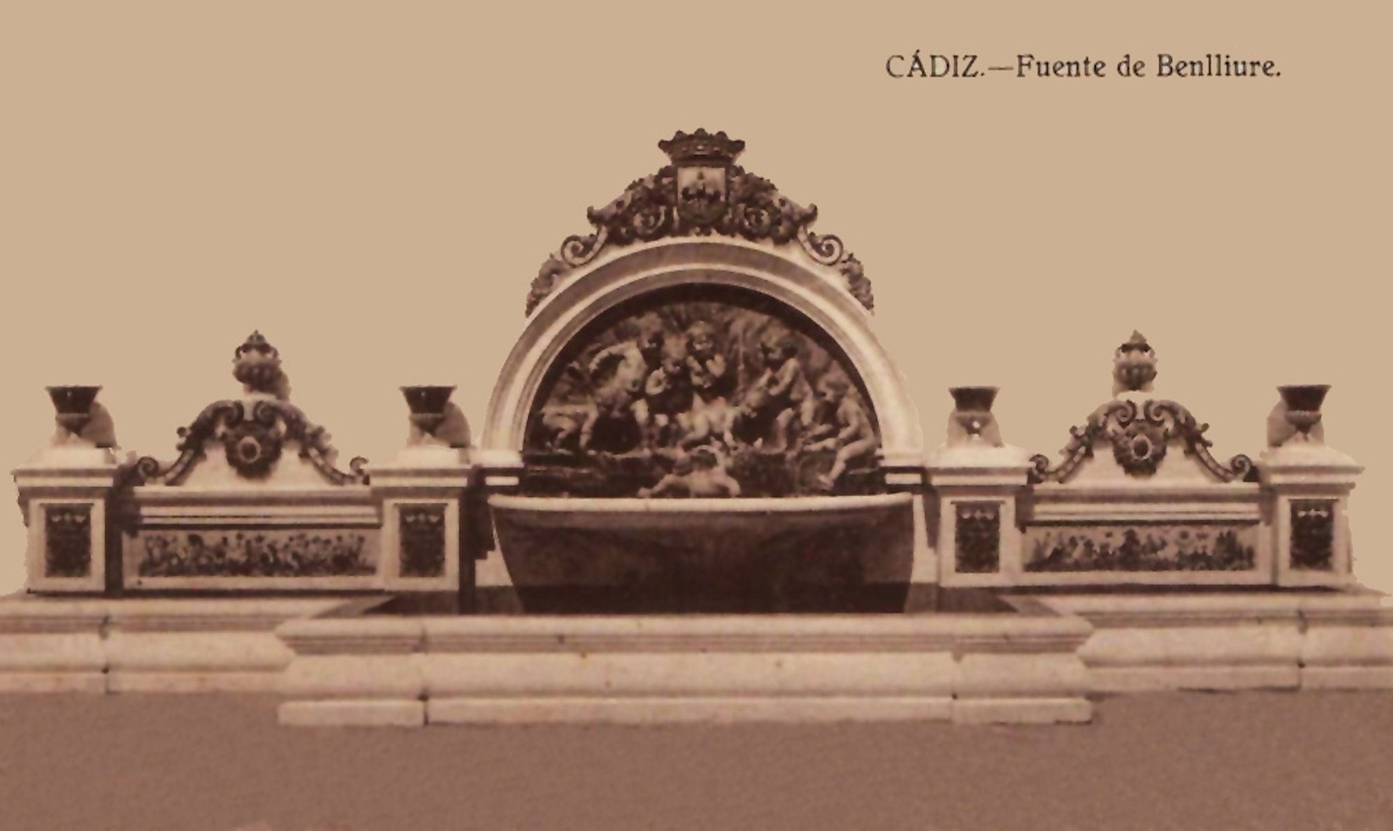 Tarjeta postal de la Fuente de Benlliure en Cádiz.