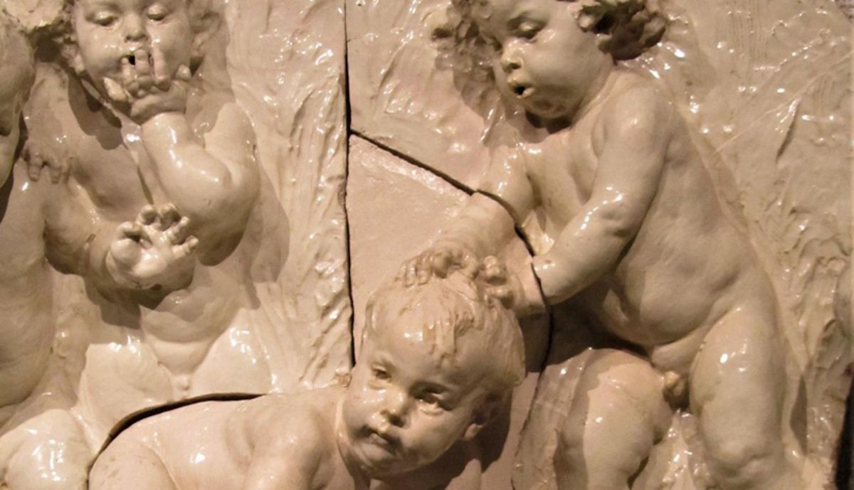 Detalle alto relieve niños, izquierda. Fuente de Trauman, restaurada por la Fundación del Canal de Isabel II.