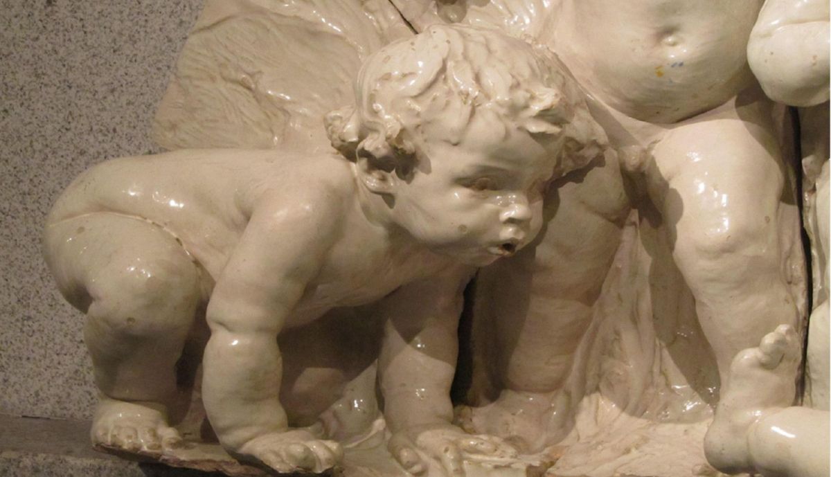 Detalle alto relieve niños, derecha. Fuente de Trauman, restaurada por la Fundación del Canal de Isabel II.