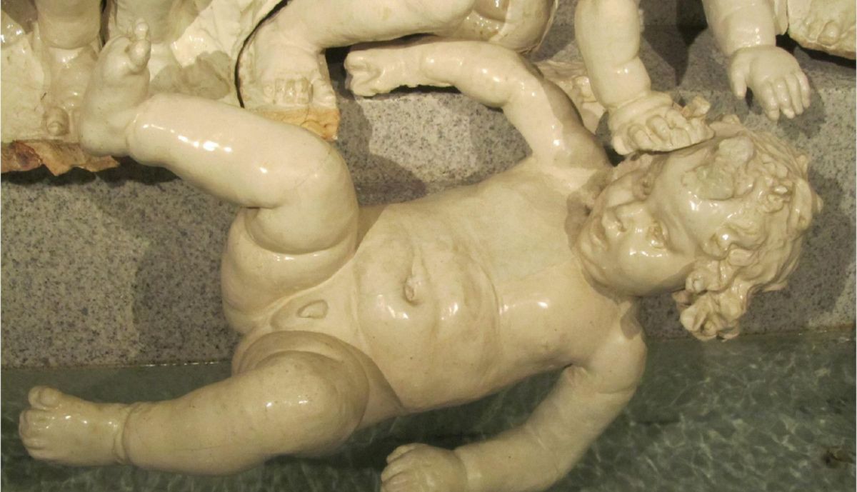 Detalle niño exento que cae, centro. Fuente de Trauman, restaurada por la Fundación del Canal de Isabel II.