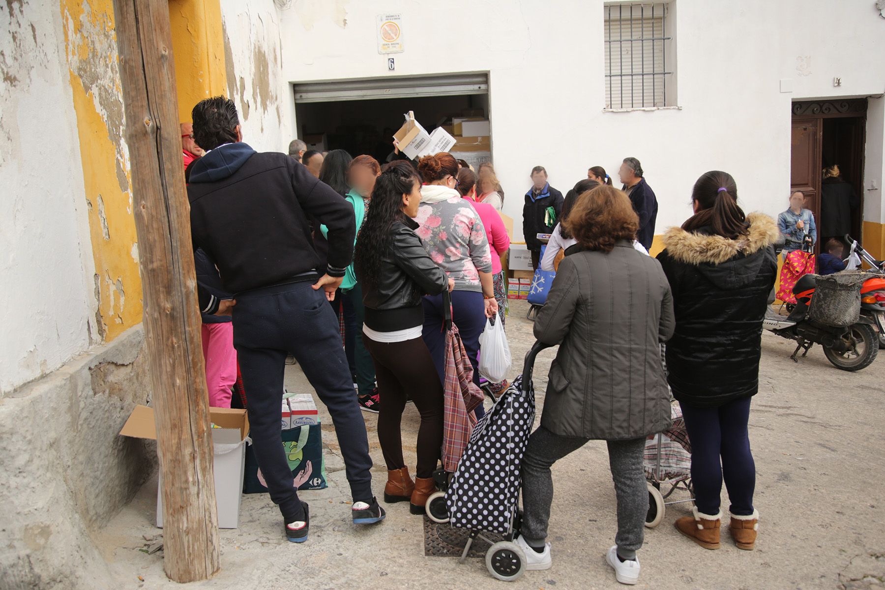 Colas en un comedor social de Jerez, en una imagen de archivo. FOTO: MANU GARCÍA.