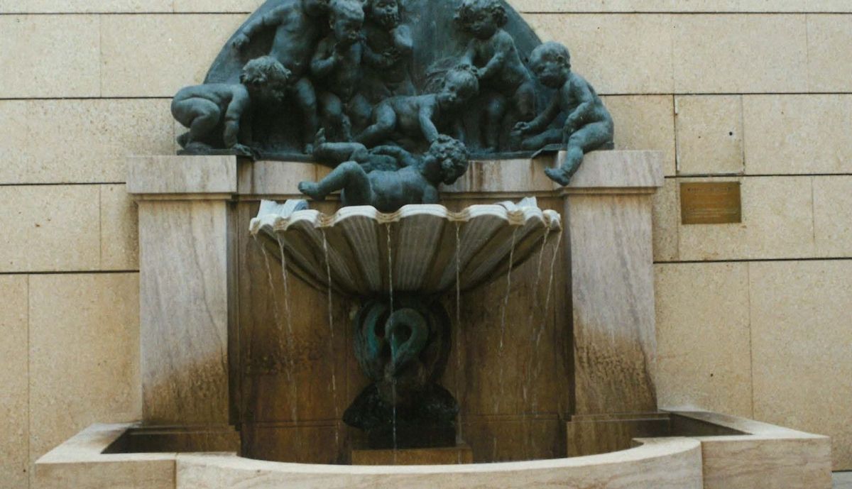 Fuente del Canal de Isabel II; reproducción de la Fuente de Trauman, en bronce en bronce