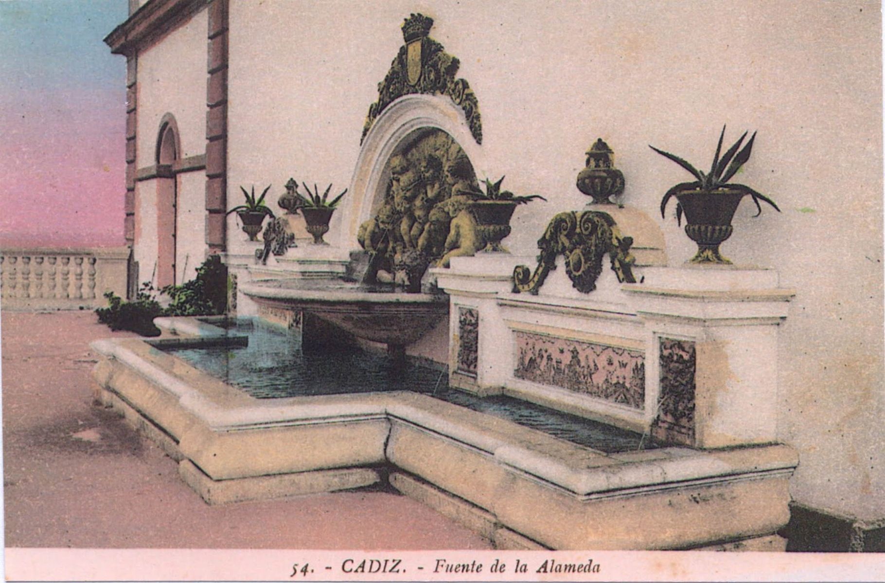 Fuente de Benlliure 1932, en la pared del Baluarte de la Candelaría, frente al antiguo Cuartel de Ingenieros, hoy Rectorado de la Universidad de Cádiz.