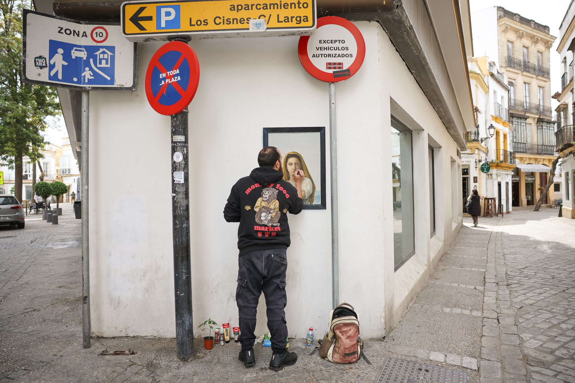 Pol Tattoo restaura una de las obras que ha aparecido destrozada en el centro de Jerez.