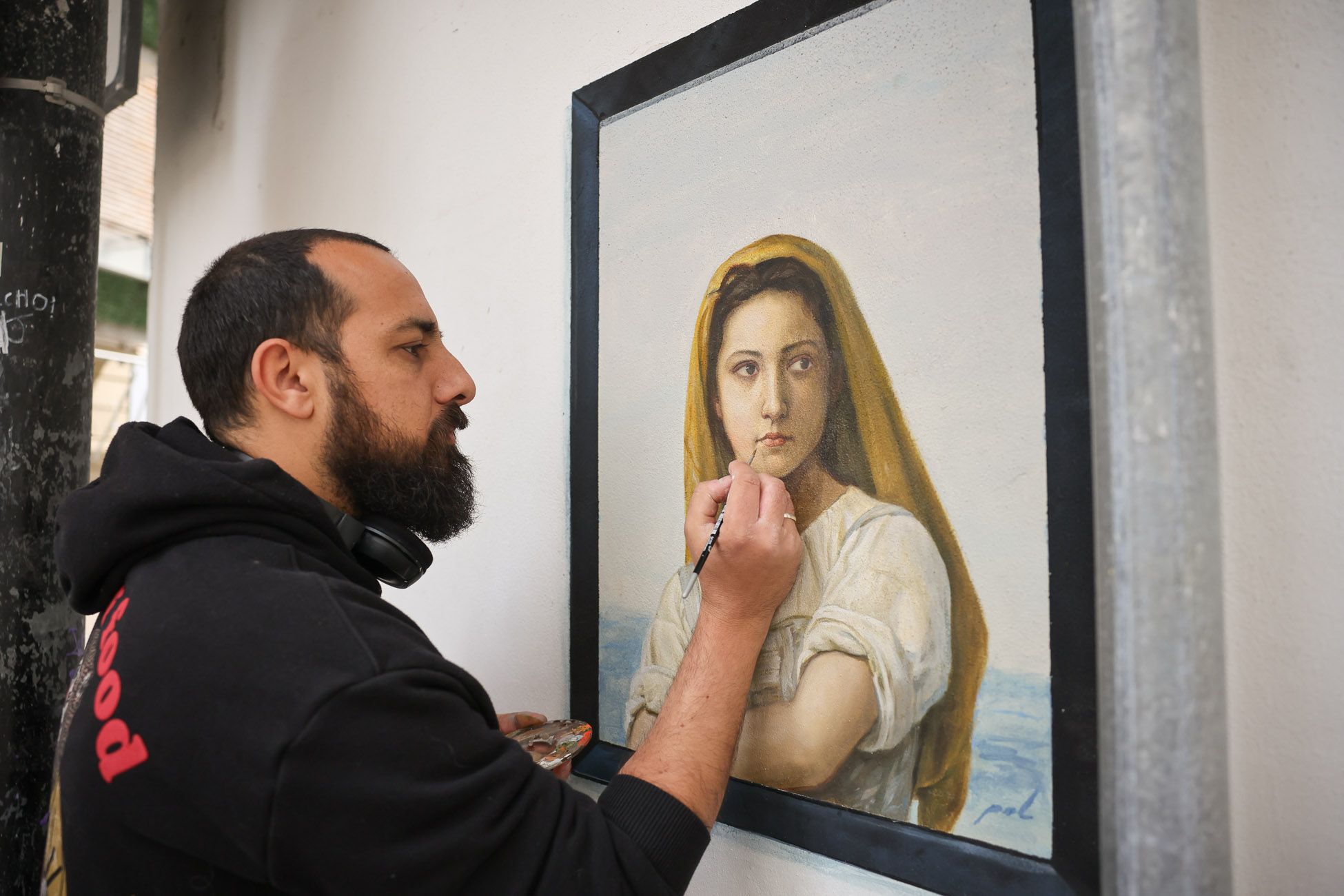 Pol Tatoo restaura las dos obras vandalizadas en el centro de Jerez y cancela su agenda.