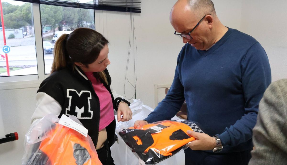 Entrega de los uniformes a los voluntarios.