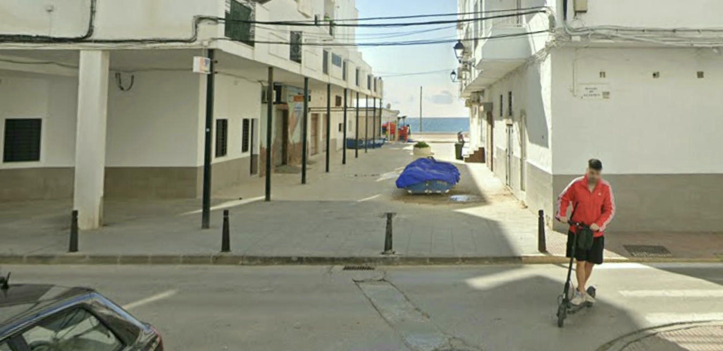 La calle Delfín de Barbate, donde se encontró al hombre que terminó falleciendo.
