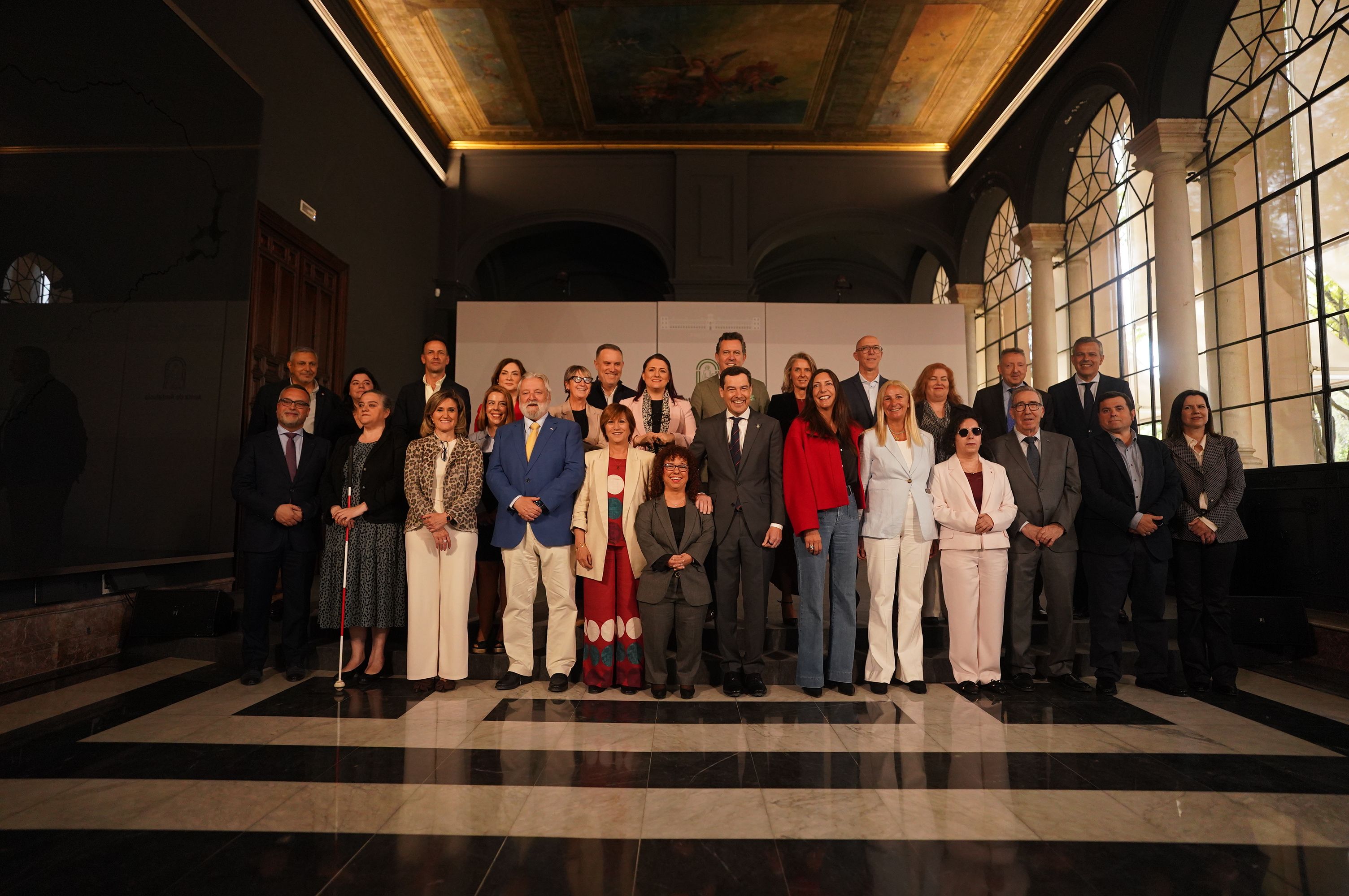 El presidente de la Junta, Juanma Moreno, se reúne en el Palacio de San Telmo con el colectivo Cermi.