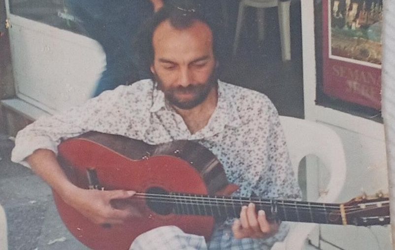 El guitarrista Melchor Moreno Cortés, tocando la guitarra, en una fotografía cedida por la familia.