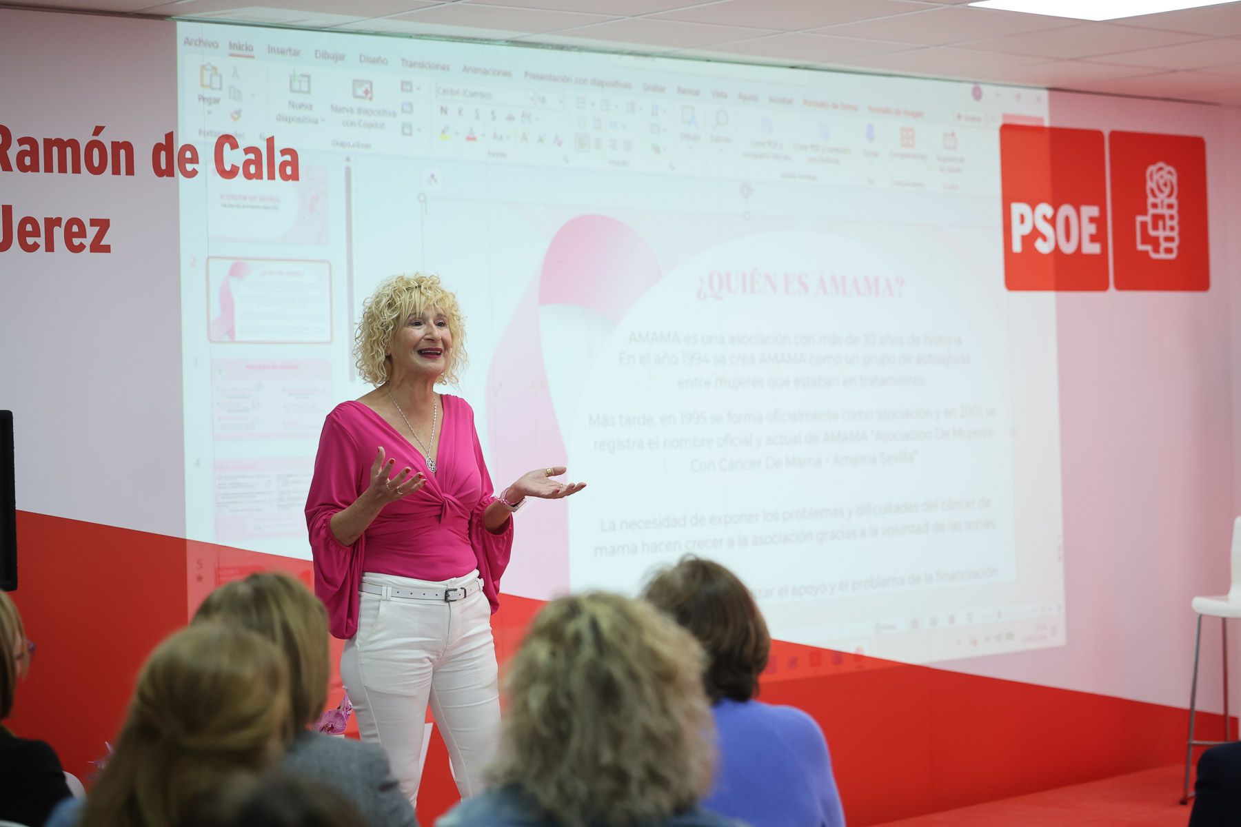 Ángel Claverol, presidenta de Amama, durante el taller de autoexploración mamaria en la sede del PSOE de Jerez.
