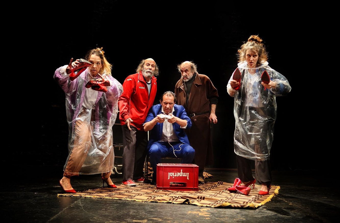 Los personajes de 'Todos los ángeles alzaron el vuelo', en una imagen de La Zaranda.