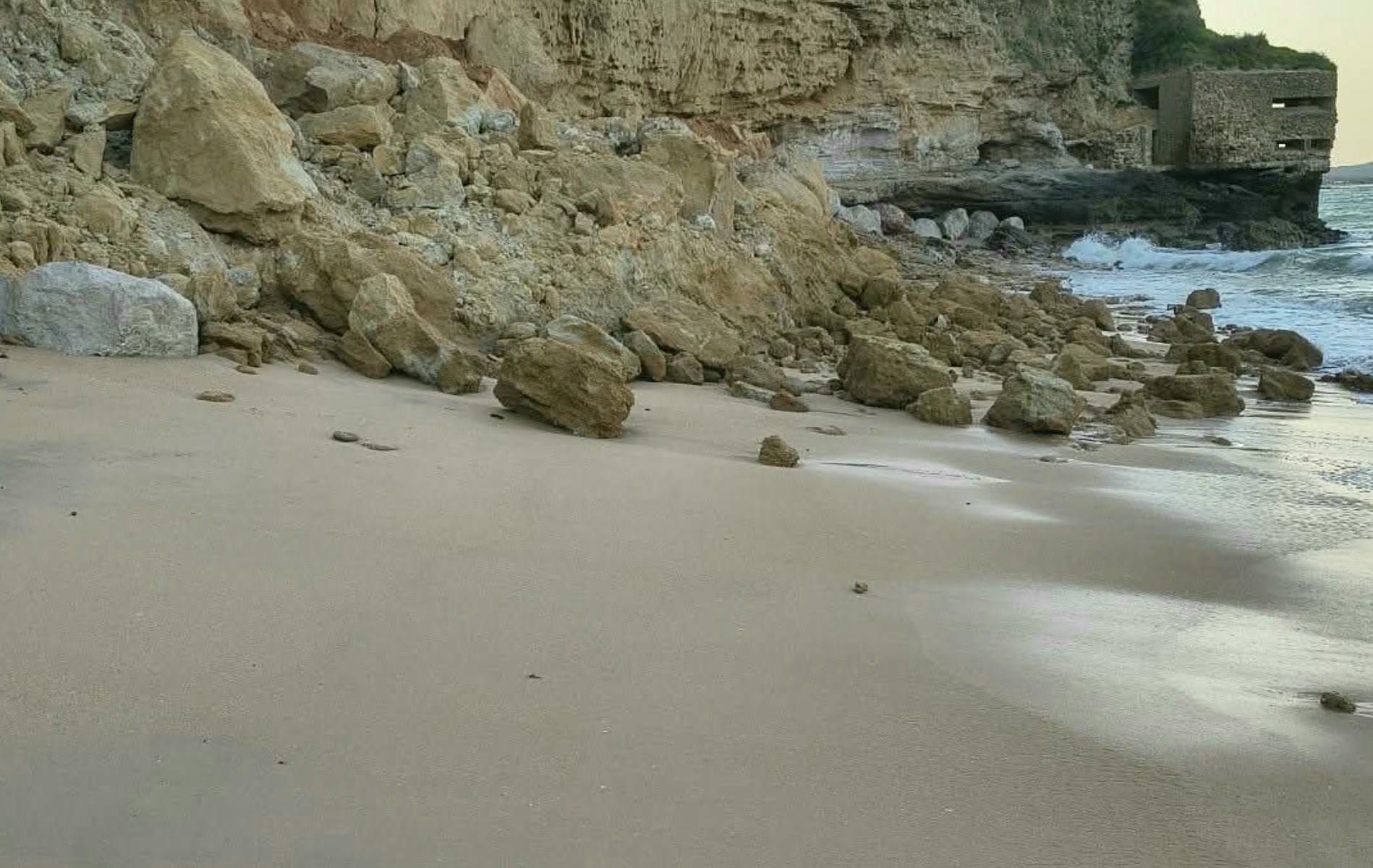 Derrumbe en la cala Puntalejos en Conil. ONDA CONIL
