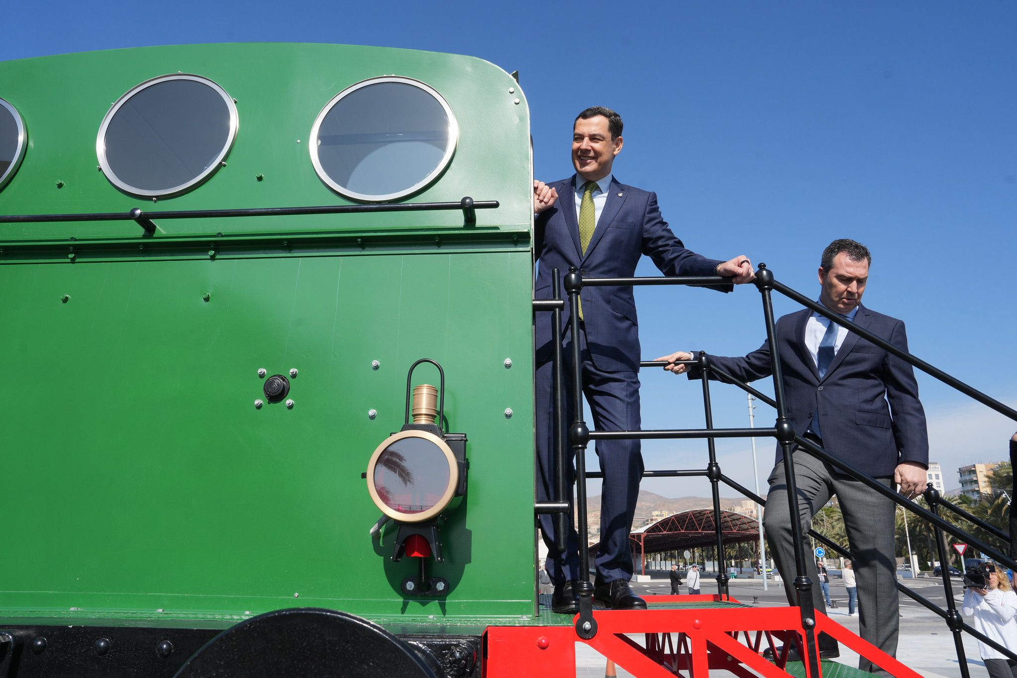 Juanma Moreno presidente de la Junta, en una locomotora de época en Almería. Juanma Moreno presidente de la Junta, en una locomotora de época en Almería.