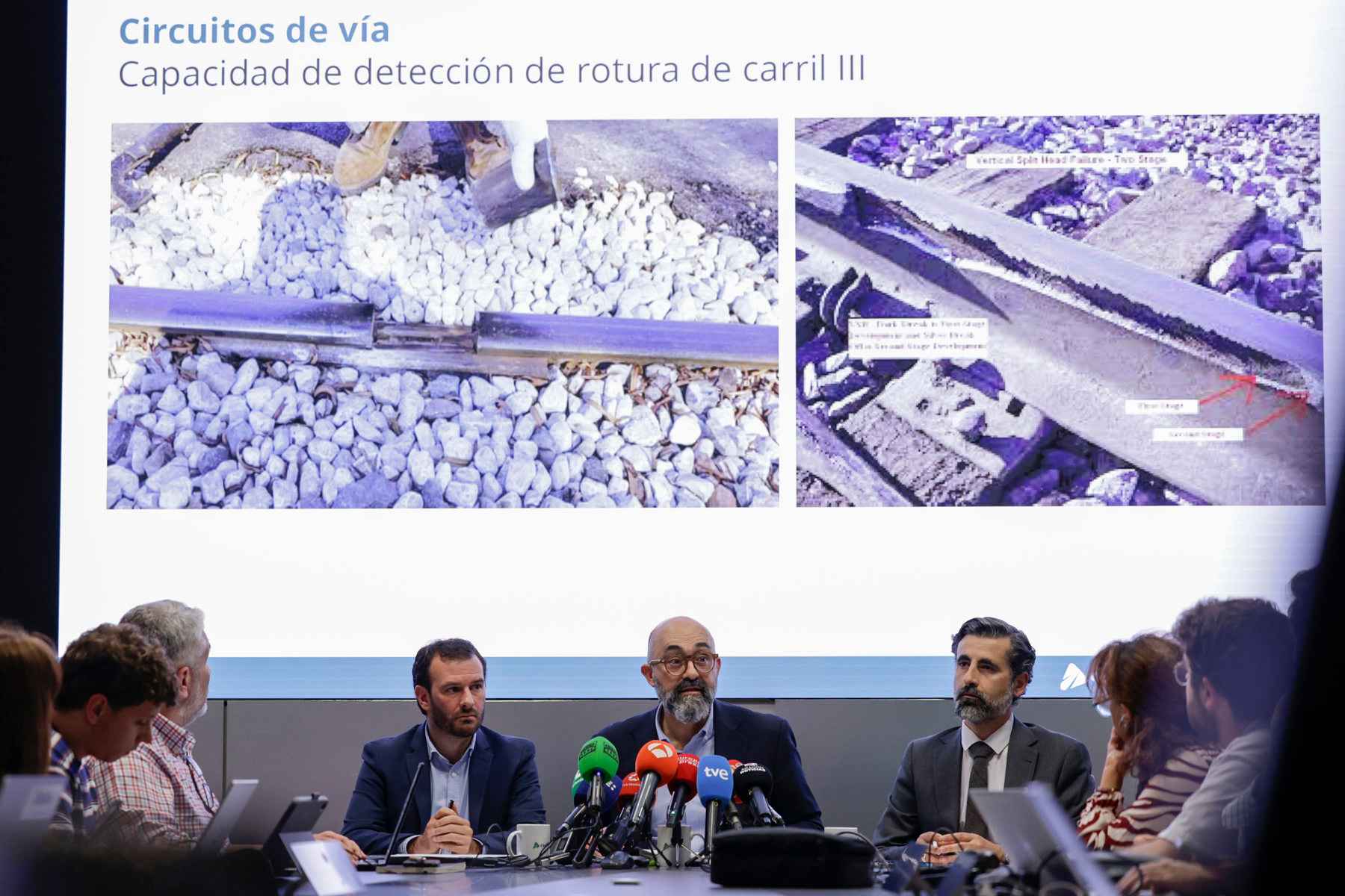 El presidente de Adif, Pedro Marco de la Peña, durante la rueda de prensa para informar sobre cuestiones a la investigación del accidente ferroviario de Adamuz.   FOTO: JUANJO MARÍN/EFE