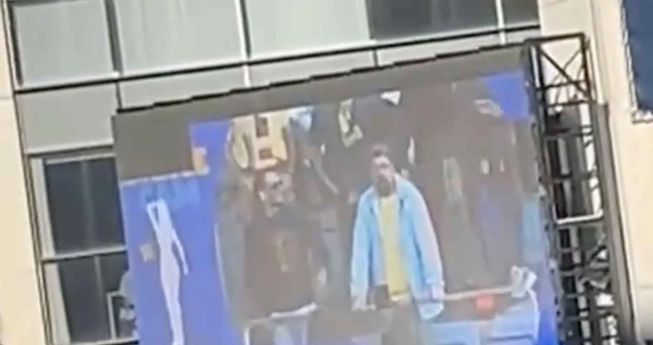 Instantes previos a la 'dedicatoria' de un aficionado del Cádiz CF.