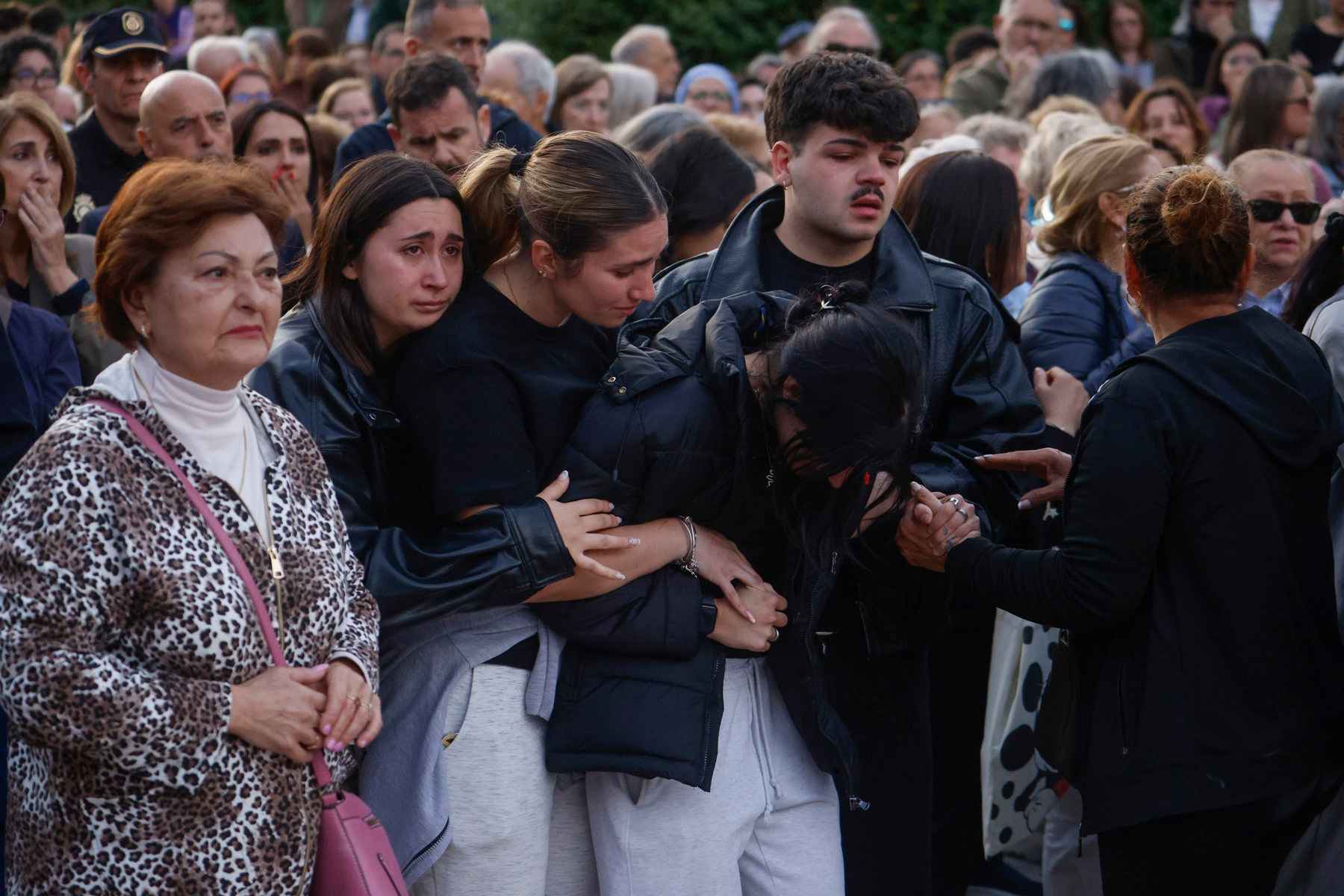 Los hijos y familiares de la víctima, rotos de dolor, en la concentración en Córdoba. Los hijos y familiares de la víctima, rotos de dolor, en la concentración en Córdoba.