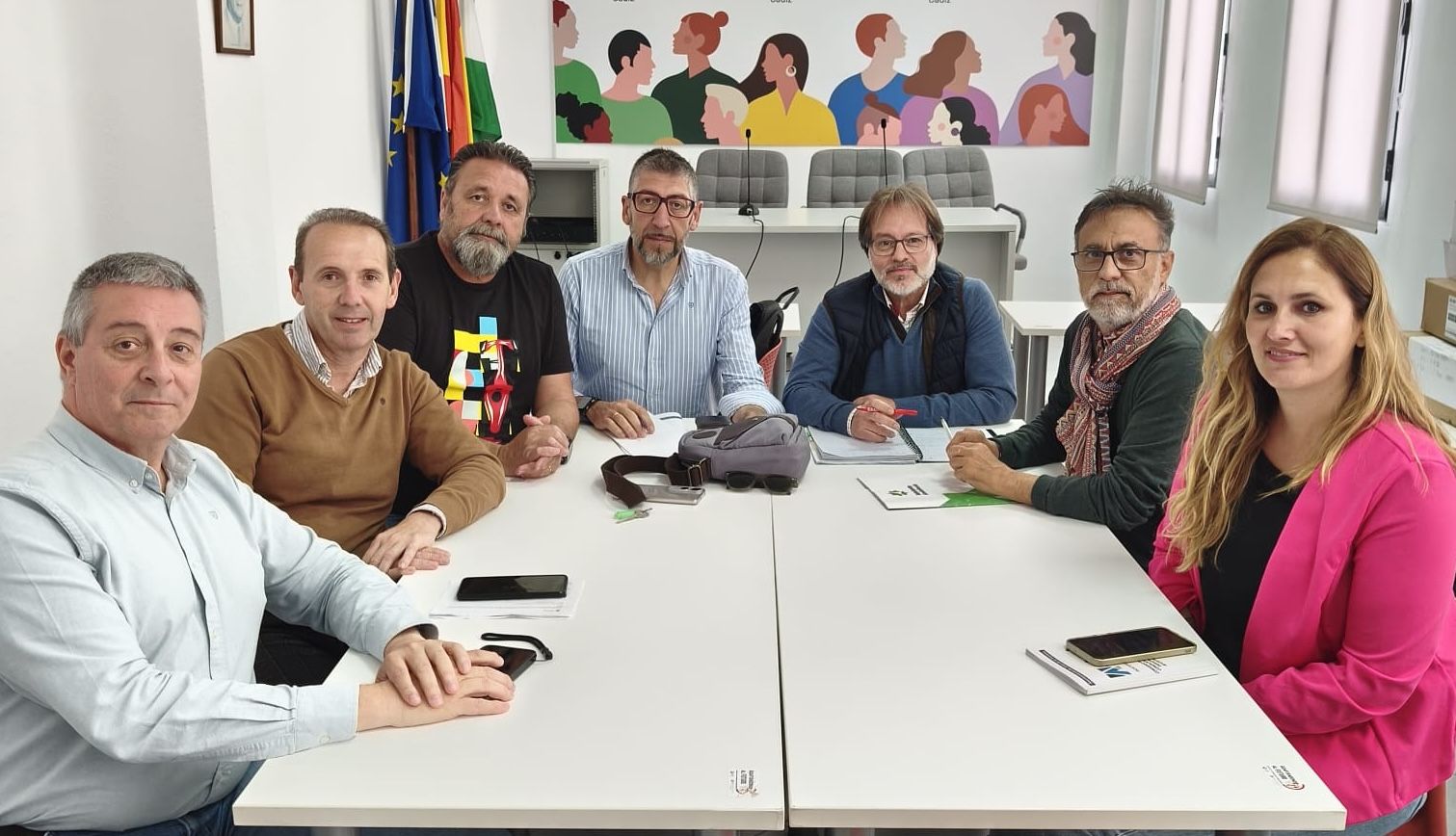 Reunión entre representantes de Adelante en Jerez y miembros de ATMJ y UGT en el Ayuntamiento.
