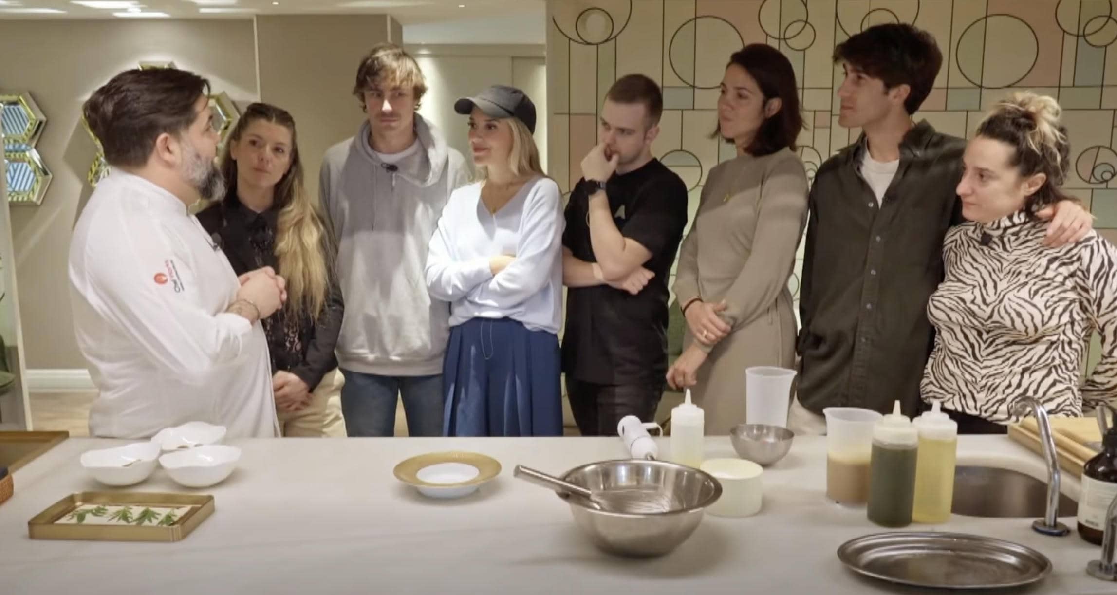 El chef Juanlu Fernández, con los concursantes de MasterChef. El chef Juanlu Fernández, con los concursantes de MasterChef.