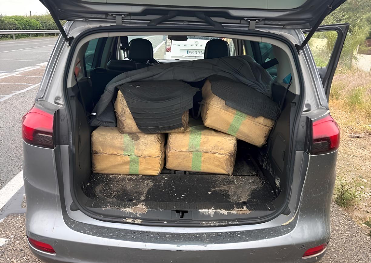 El maletero del coche interceptado. El maletero del coche interceptado.