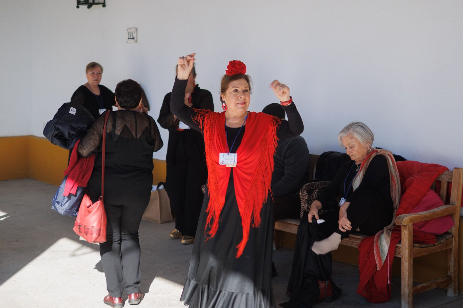 Mujeres mayores del Centro de Participación Activa La Palma de Cádiz preparándose para actuar. Mujeres mayores del Centro de Participación Activa La Palma de Cádiz preparándose para actuar.