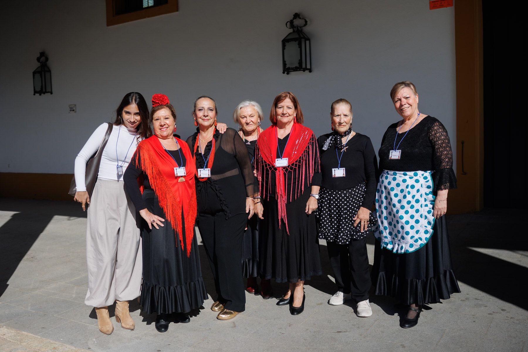 Mujeres mayores del Centro de Participación Activa La Palma de Cádiz, junto a su monitora de baile flamenco.