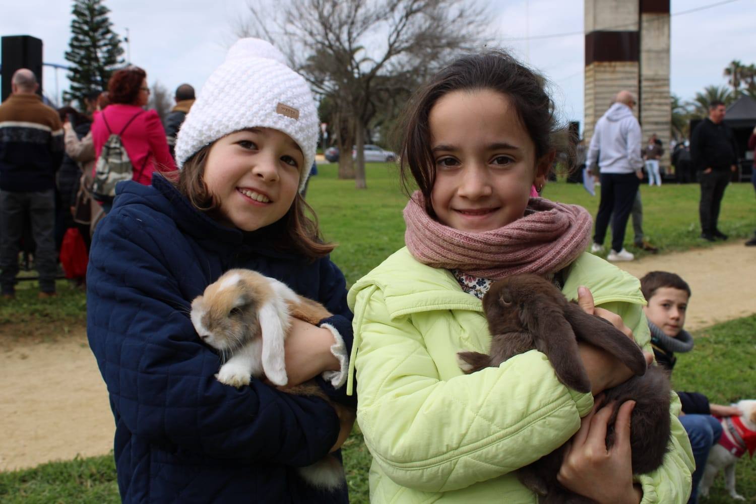 Dos niñas celebran San Antón en Chiclana en una edición pasada. Dos niñas celebran San Antón en Chiclana en una edición pasada.
